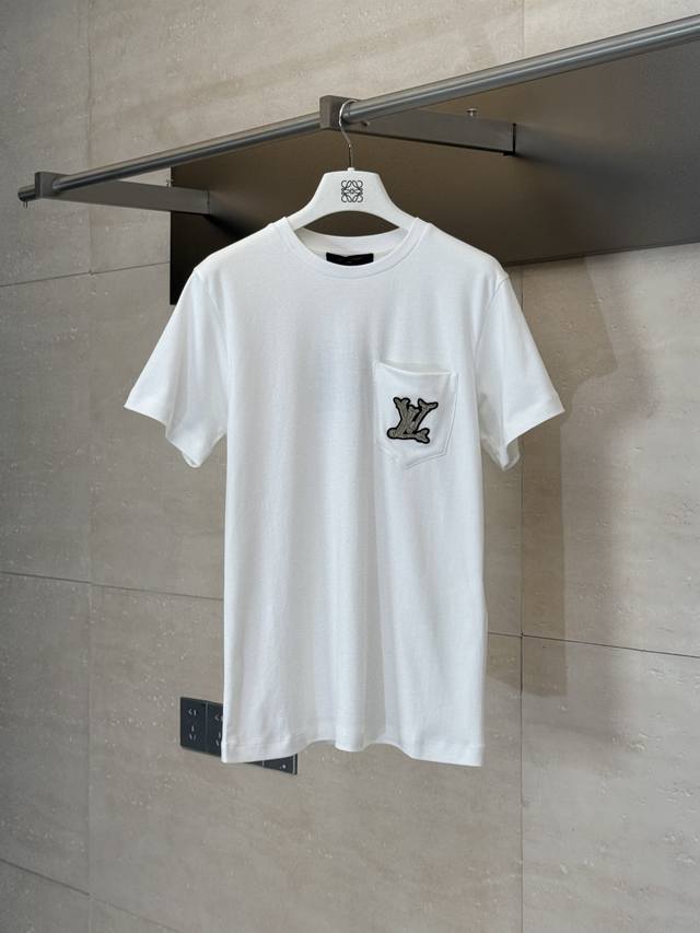 Lv* Louis 25Ss new short-sleeved T-shirt with pocket patches The fabric is 100%