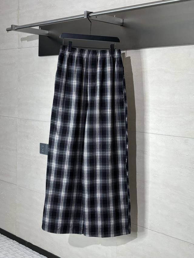 Balenciaga* Paris 25Ss patchwork plaid trousers The woven and dyed plaid fabric
