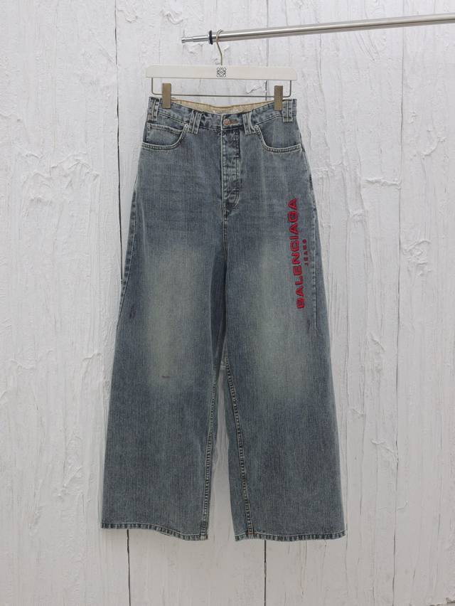 Balenciag* Balenciaga red letter embroidered jeans Ring-spun denim, ring-spun de