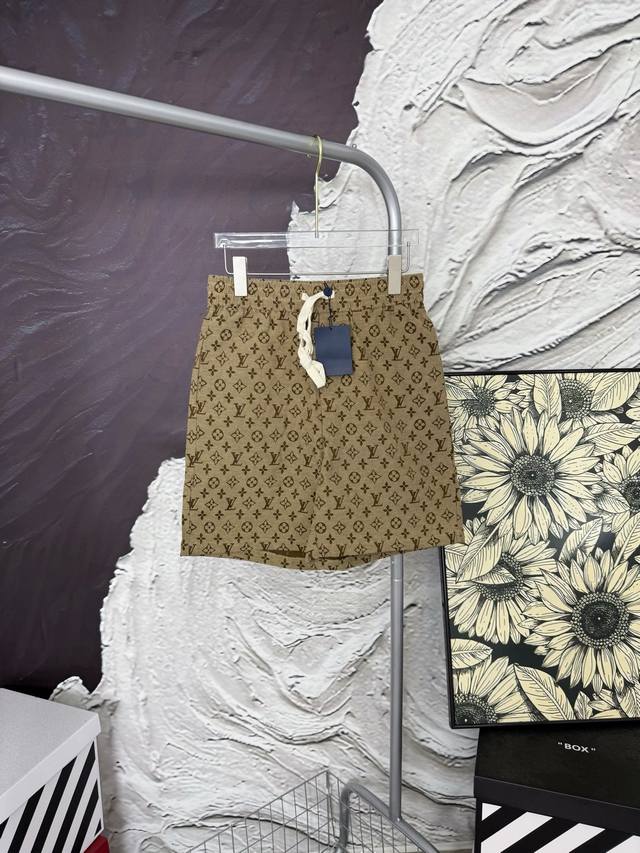 Style No. Aa80110 Lv Louis Vuitton full print denim shorts The same style as in