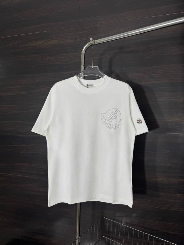 Style number: He257 Moncler Cyclone - Round neck short sleeves with large embro