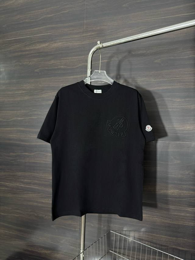 Style number: He257 Moncler Cyclone - Round neck short sleeves with large embro