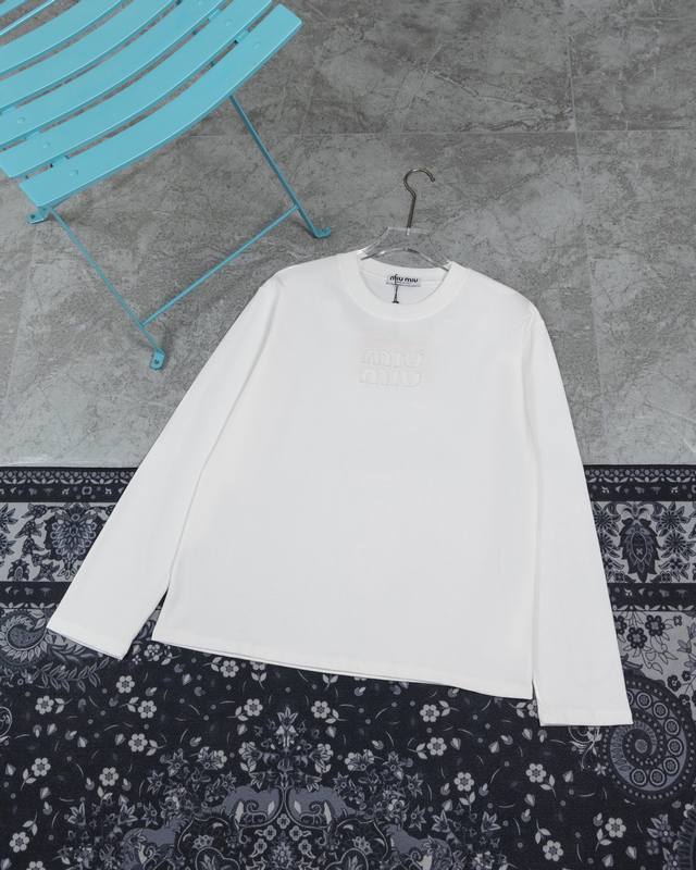 M732 Miumiu 24Ss Spring and Autumn new Miumiu solid color round neck patch logo