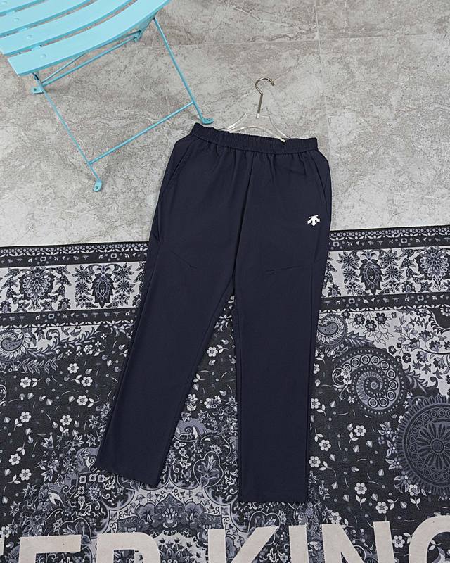 Model M909 Descente Descente Descente sports trousers are made of Schematech co