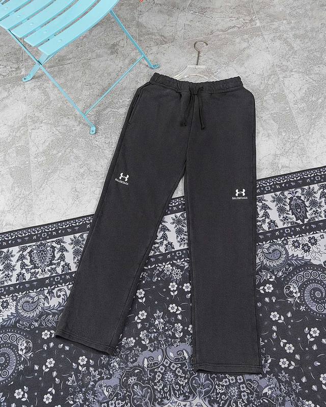 Style M581 Paris pants Balenciaga and Under Armour have collaborated again. Bal