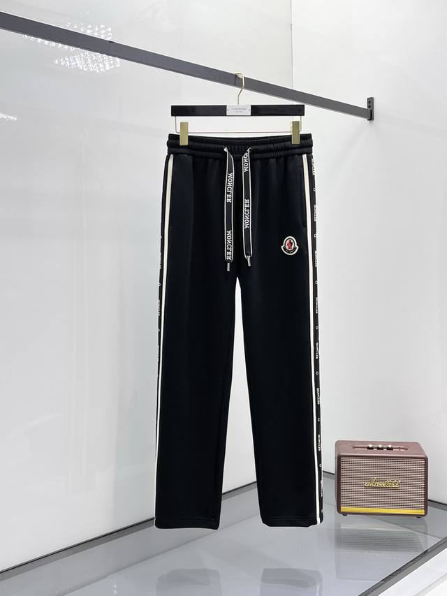 Moncler's top-quality 2025 spring and summer new casual pants! Available on the