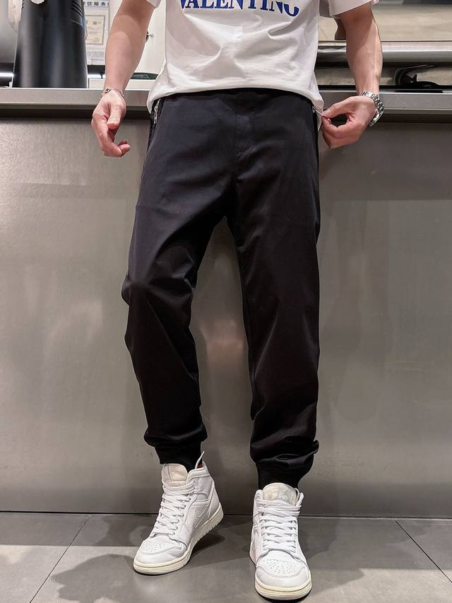 Prada, men's casual pants The latest model has an invincible upper body shape! Y