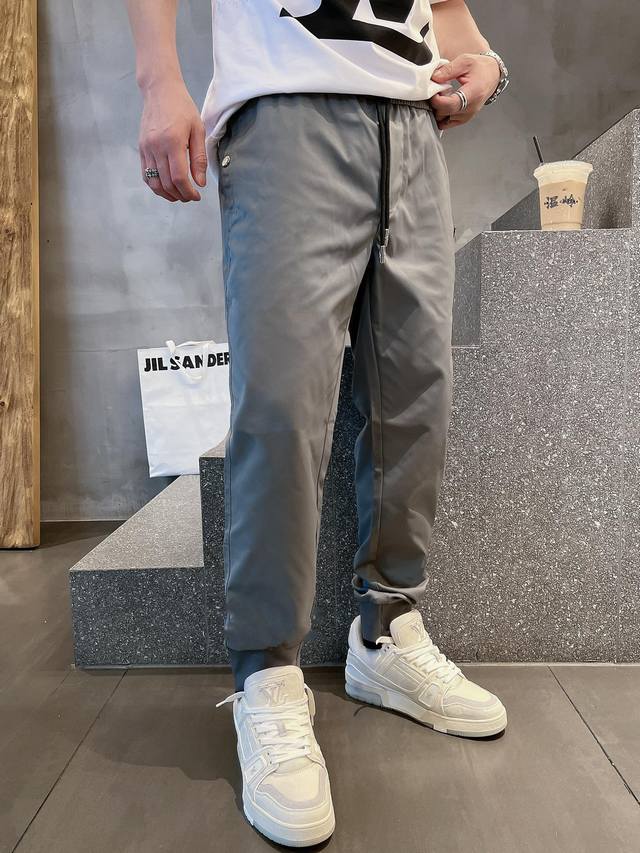 P's latest classic casual sweatpants. High-end quality logo uses the brand's cla