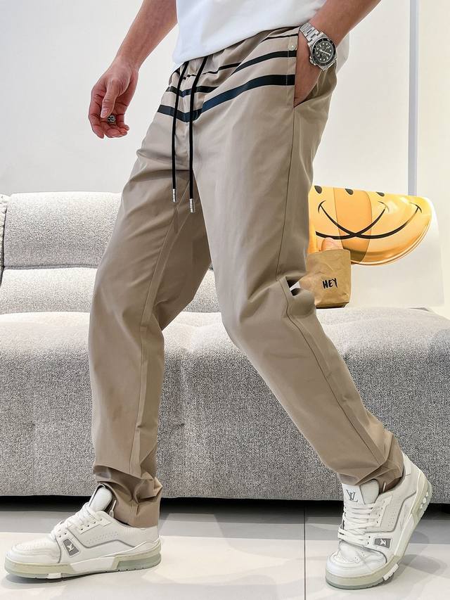 Prada , men's casual pants The latest upper body style is invincible! You can de