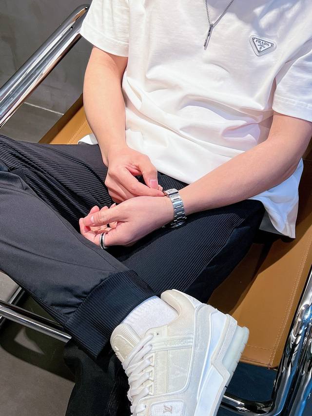 Prada Prada's spring and summer hits! Solid color casual pants, special fabrics.