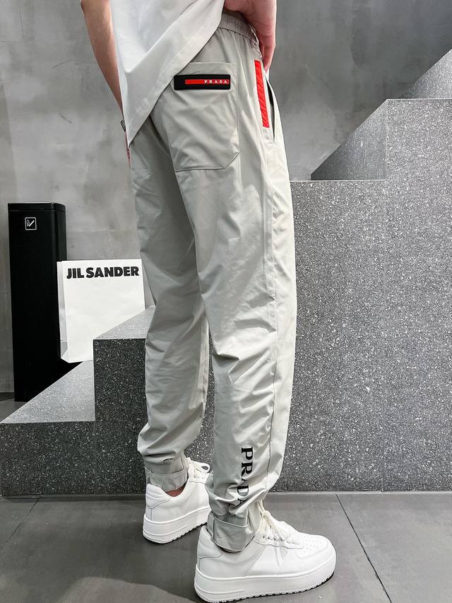 Pr The latest men's casual pants with an invincible upper body style! A pair tha