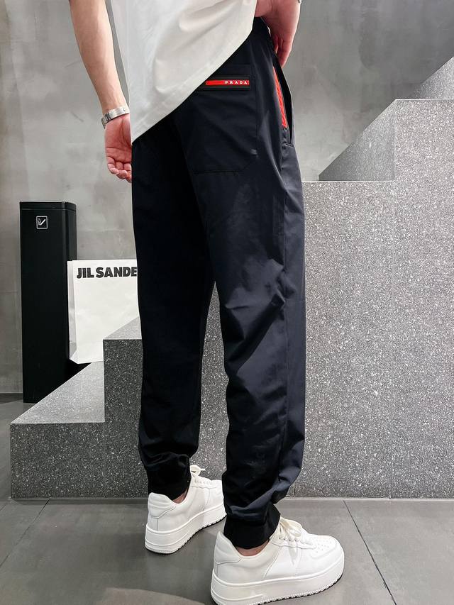 Pr The latest men's casual pants with an invincible upper body style! A pair tha