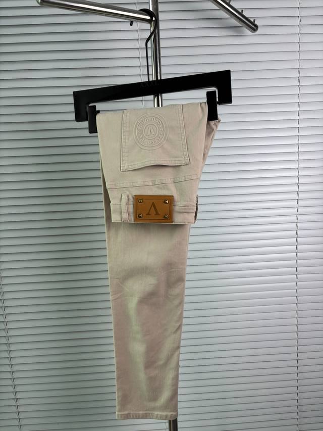 Official website counters are also available for sale. This is a pair of jeans w
