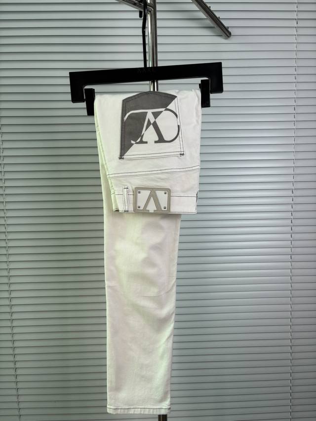 Official website counters are also available for sale. This is a pair of jeans w