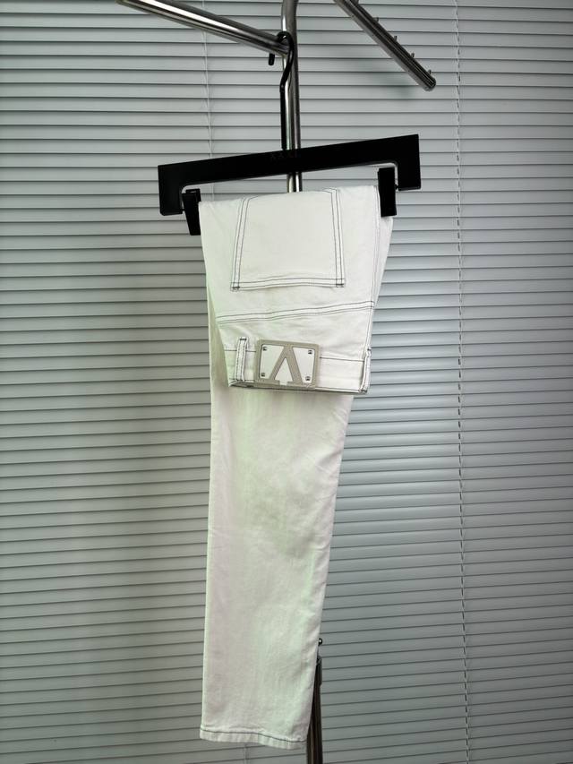 Official website counters are also available for sale. This is a pair of jeans w