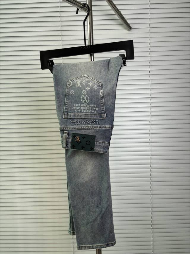 Official website counters are also available for sale. This is a pair of jeans w
