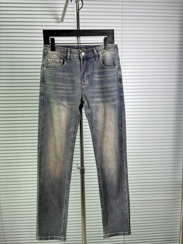 Official website counters are also available for sale. This is a pair of jeans w