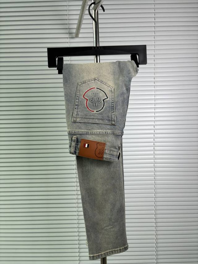 Official website counters are also available for sale. This is a pair of jeans w
