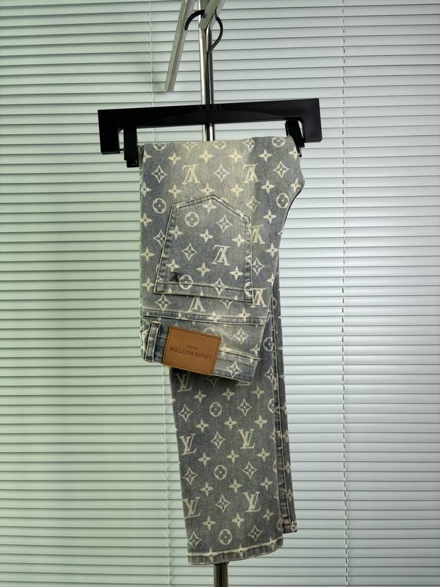 Official website counters are also available for sale. This is a pair of jeans w