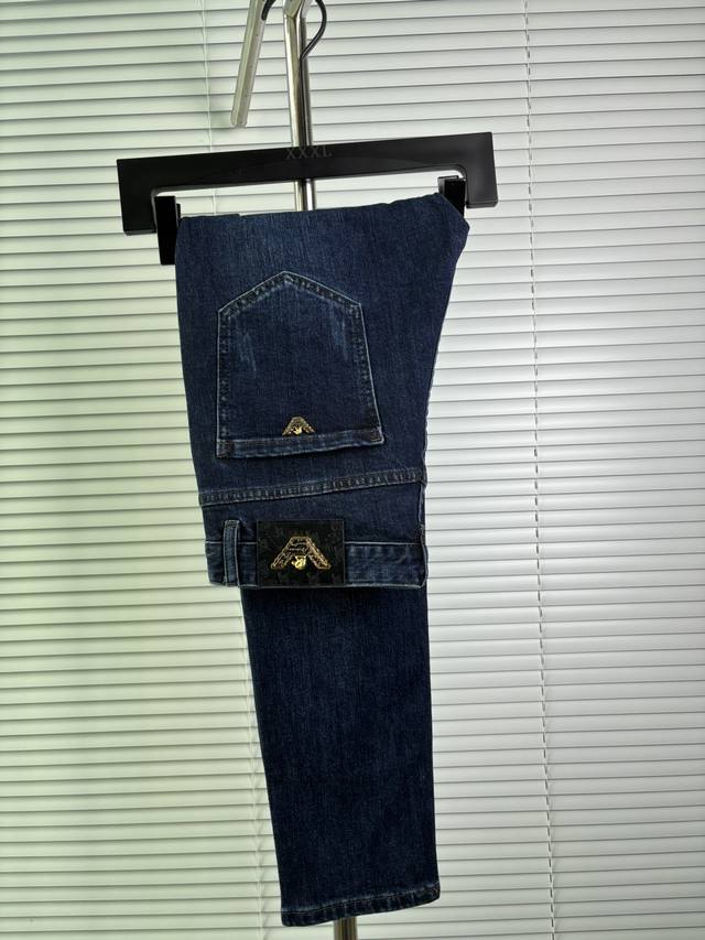 Official website counters are also available for sale. This is a pair of jeans w