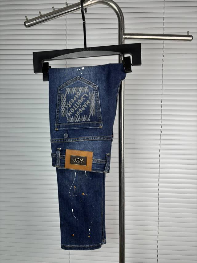 Official website counters are also available for sale. This is a pair of jeans w