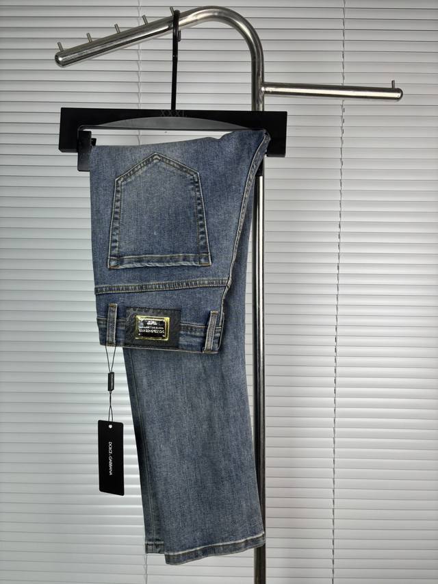 Official website counters are also available for sale. This is a pair of jeans w