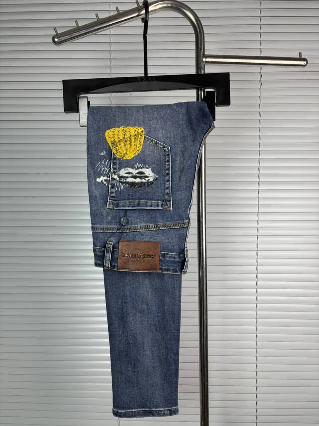 Official website counters are also available for sale. This is a pair of jeans w