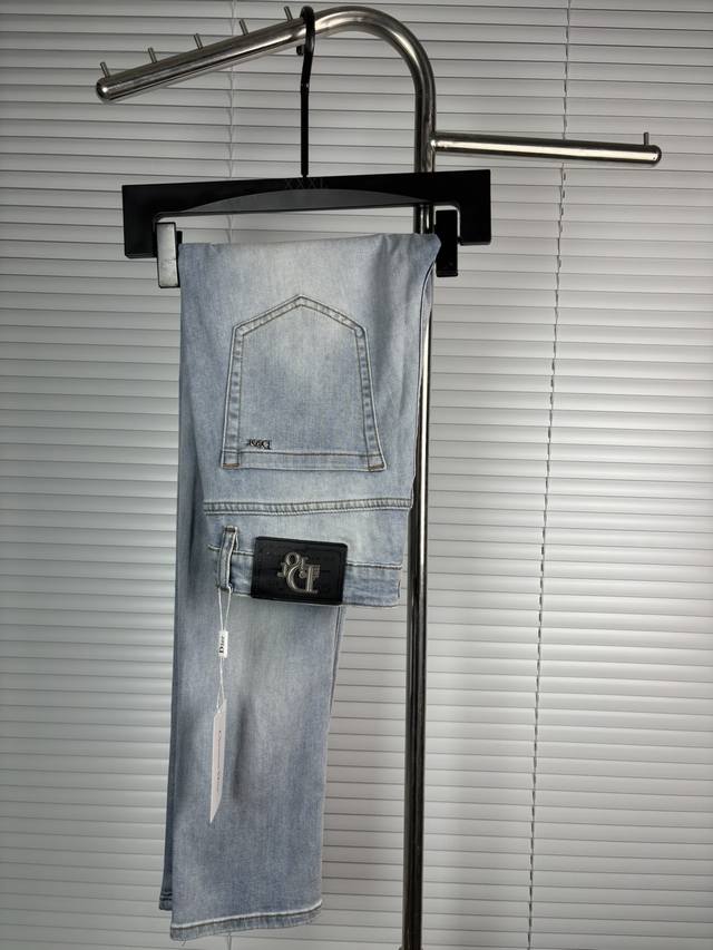 Official website counters are also available for sale. This is a pair of jeans w