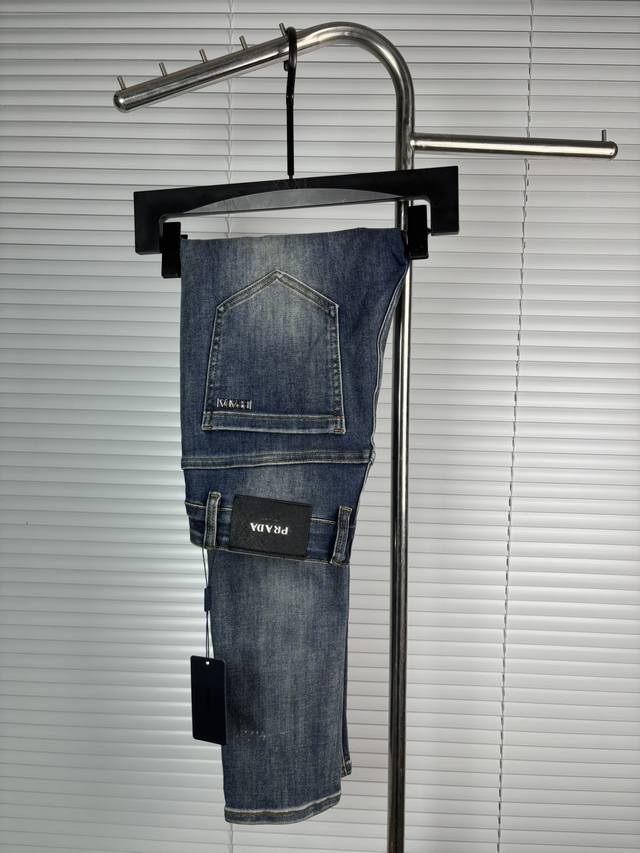 Official website counters are also available for sale. This is a pair of jeans w