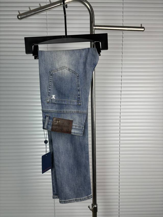 Official website counters are also available for sale. This is a pair of jeans w