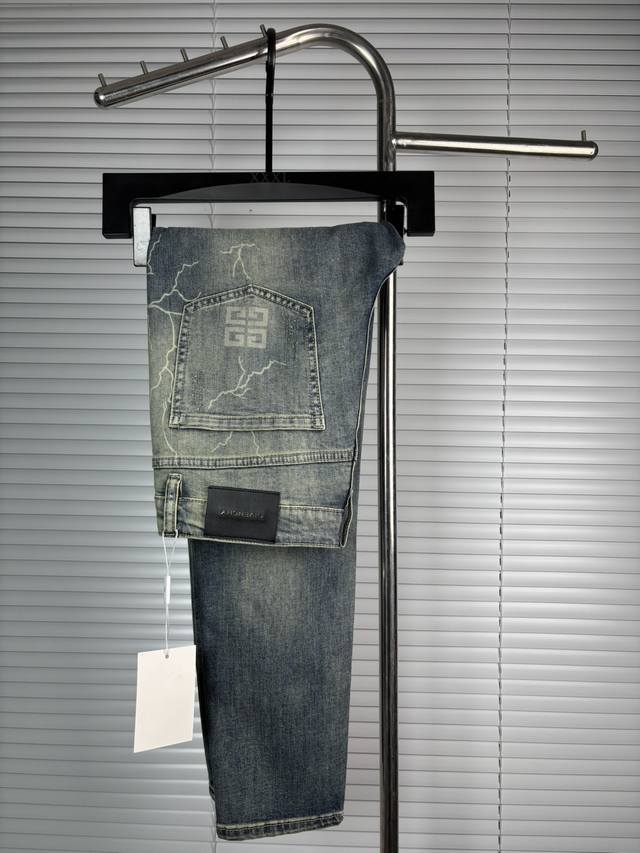 Official website counters are also available for sale. This is a pair of jeans w