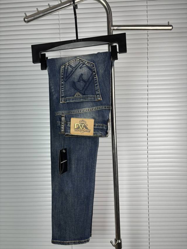 Official website counters are also available for sale. This is a pair of jeans w