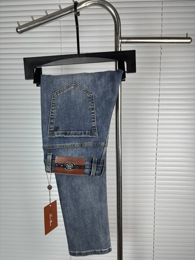 Official website counters are also available for sale. This is a pair of jeans w