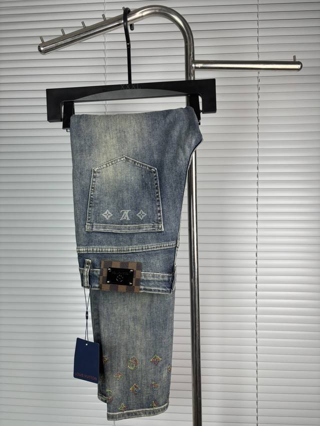 Official website counters are also available for sale. This is a pair of jeans w