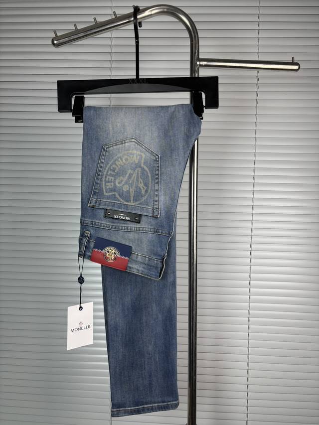 Official website counters are also available for sale. This is a pair of jeans w
