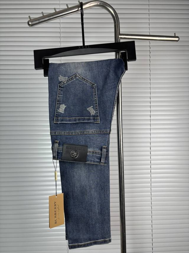 Official website counters are also available for sale. This is a pair of jeans w