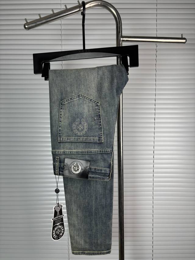Official website counters are also available for sale. This is a pair of jeans w