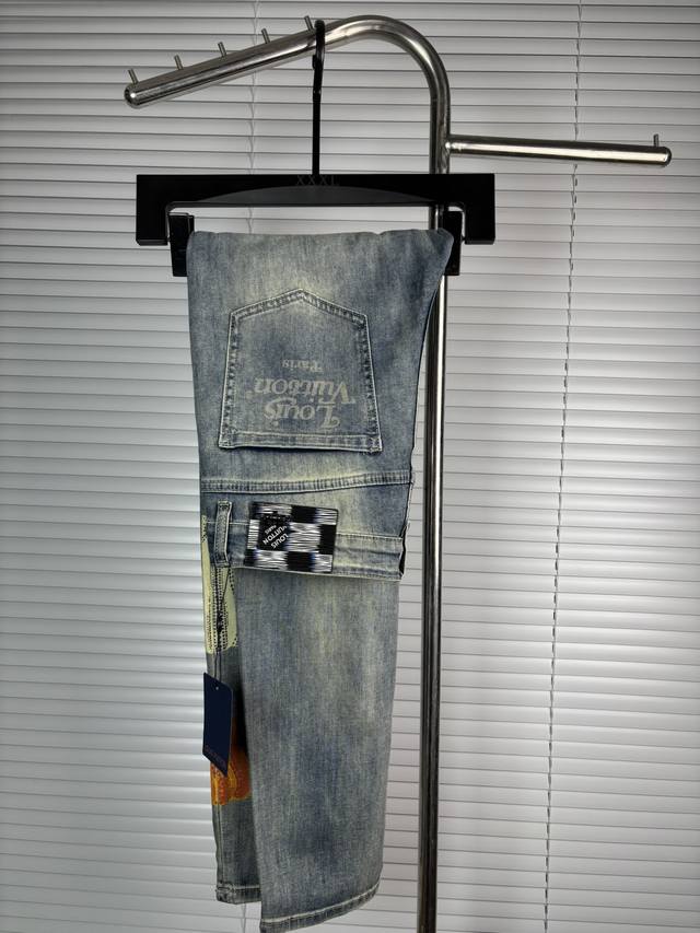 Official website counters are also available for sale. This is a pair of jeans w