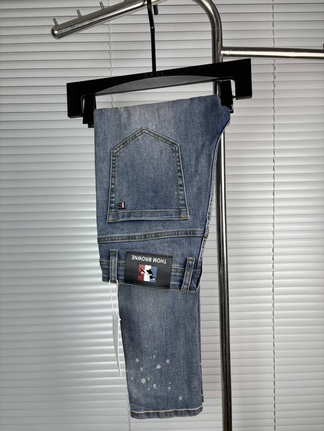 Official website counters are also available for sale. This is a pair of jeans w