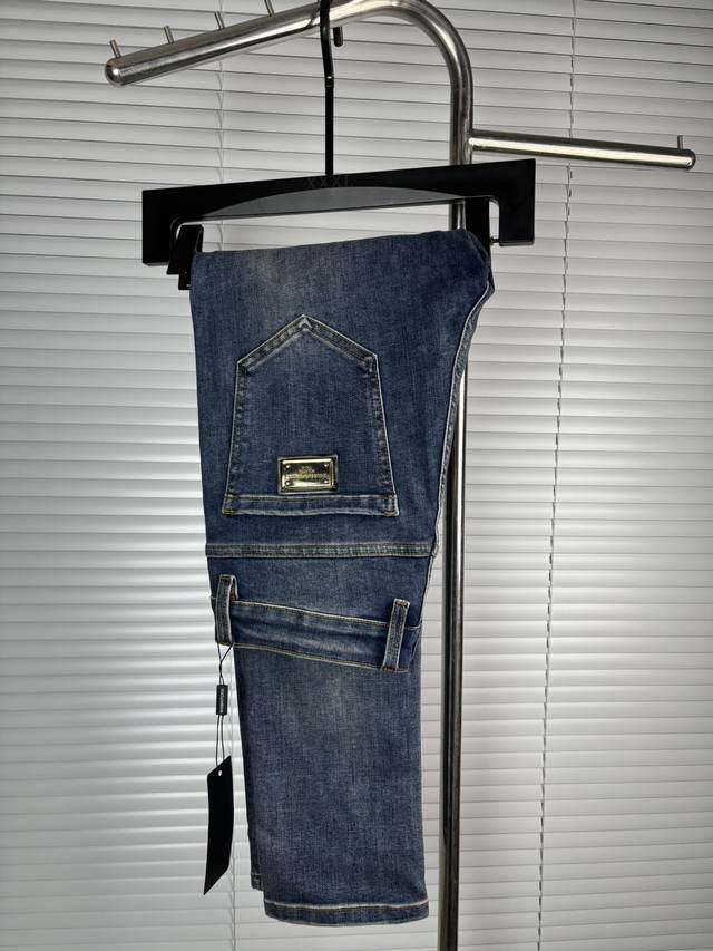 Official website counters are also available for sale. This is a pair of jeans w