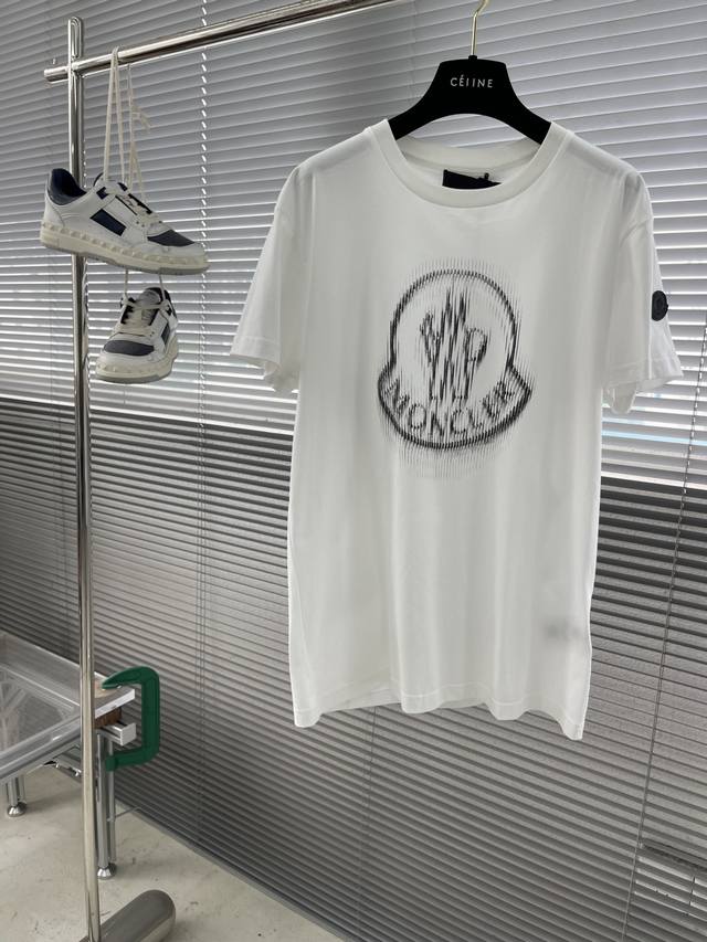 Mon 25 Spring/Summer new fuzzy logo print T-shirt This short-sleeved T-shirt is