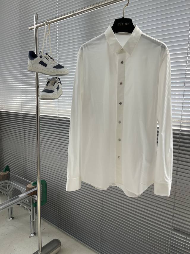 Dio Detailed poplin shirt. Cd financial button, this fabric is stretchy and comf