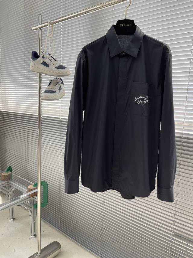 Dio Poplin shirt with pocket embroidery details. Concealed button style, this fa