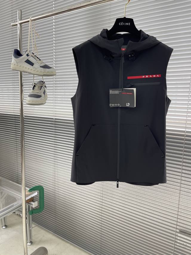 Prad 25 Spring/Summer Linea Rossa Series - Vest Model Pd Linea Rossa is a series