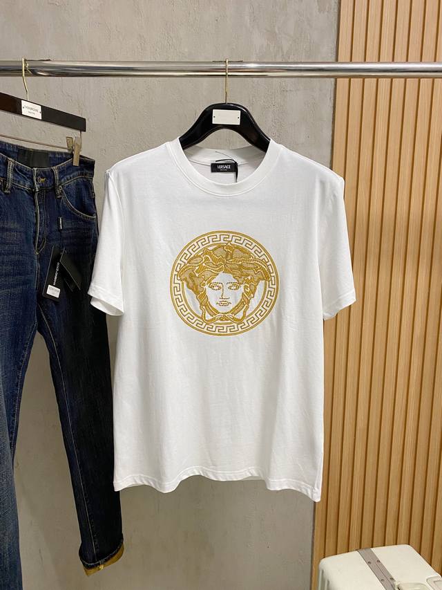 Versace 25Ss new spring and summer models are launched in the counters. The late