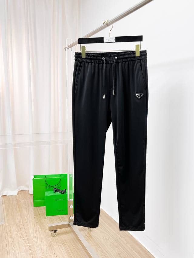 Prada's spring and summer hits! Solid color casual pants, special fabrics. Suit