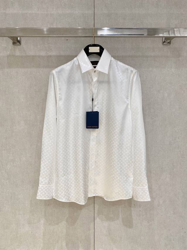 As summer approaches, men's wardrobes are also beginning to usher in a new round