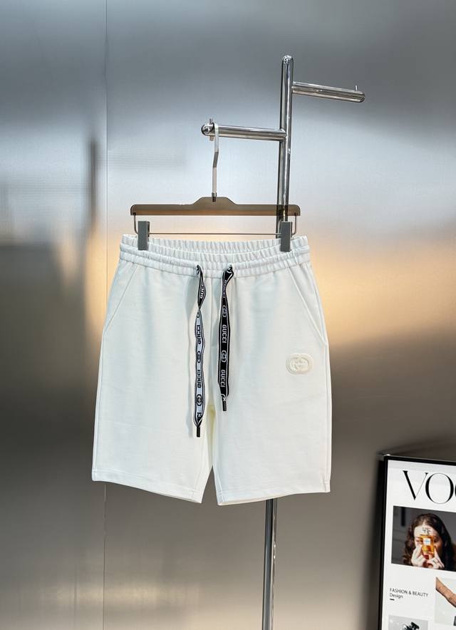 Gucc*25S Fashion brand shorts for men and women! Casual sports style. The new se