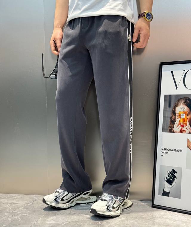Moncler 25Ss new casual pants. Straight webbing design. Made of custom copper-am