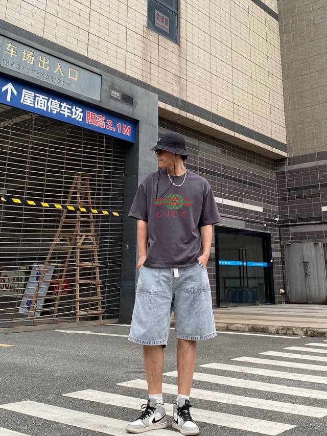 Gucc*25S new round neck T-shirt from trendy brand. Same style for men and women~